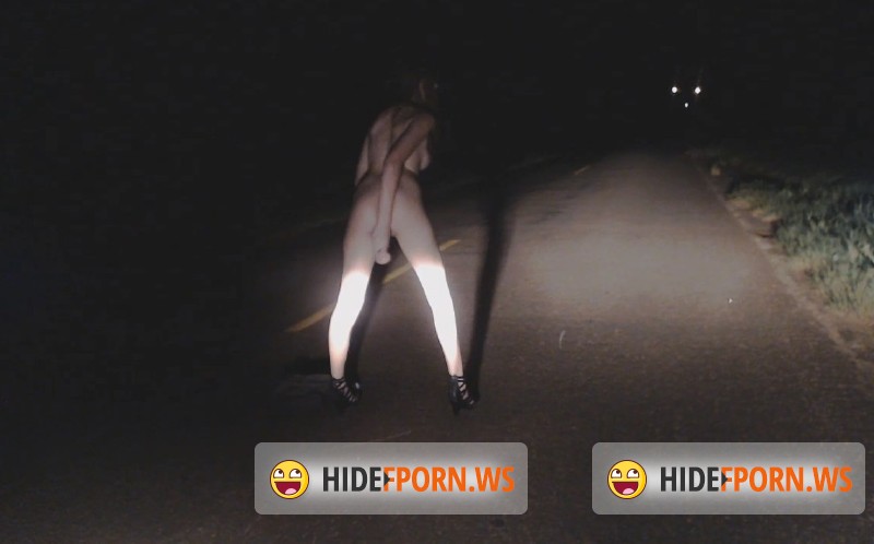 ManyVids.com - Andreza - Masturbation on the night street [HD 720p]