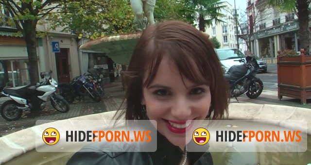 Indecentes-Voisines.com - Andrea - Andrea de Troyes gagne un cadeau si elle se fait double-penetrer! [SD 360p]